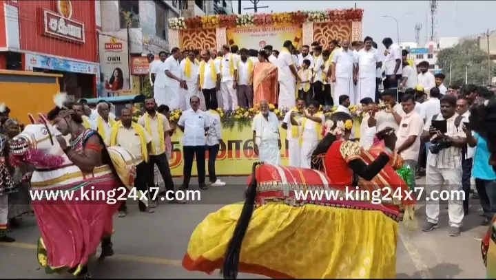 கரூரில் வீரபாண்டிய கட்டபொம்மன் 267வது பிறந்தநாள் பாரம்பரிய கலை நிகழ்ச்சியுடன் கொண்டாடிய திமுகவினர். கரூரில் வீரபாண்டிய கட்டபொம்மன் 267வது பிறந்தநாள் பாரம்பரிய கலை நிகழ்ச்சியுடன் கொண்டாடிய திமுகவினர்.