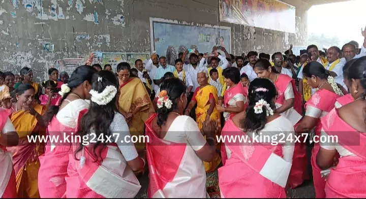 வீரபாண்டிய கட்டபொம்மன் விழாவில் கும்மியடித்து நடனமாடிய கரூர் எம்பி ஜோதிமணி. வீரபாண்டிய கட்டபொம்மன் விழாவில் கும்மியடித்து நடனமாடிய கரூர் எம்பி ஜோதிமணி.