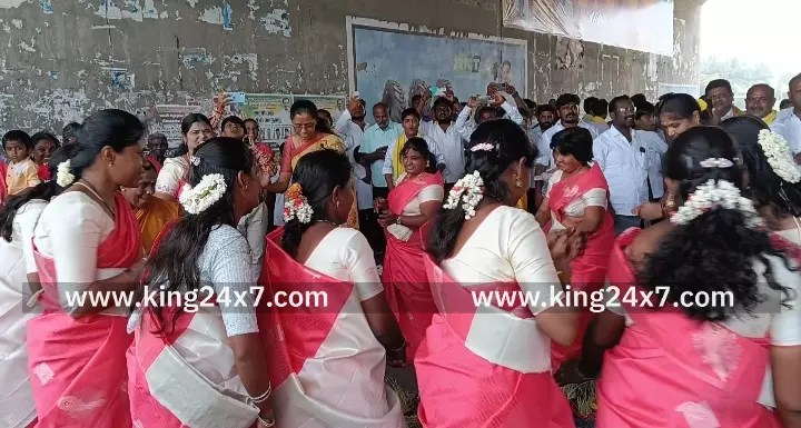 வீரபாண்டிய கட்டபொம்மன் விழாவில் கும்மியடித்து நடனமாடிய கரூர் எம்பி ஜோதிமணி. வீரபாண்டிய கட்டபொம்மன் விழாவில் கும்மியடித்து நடனமாடிய கரூர் எம்பி ஜோதிமணி.