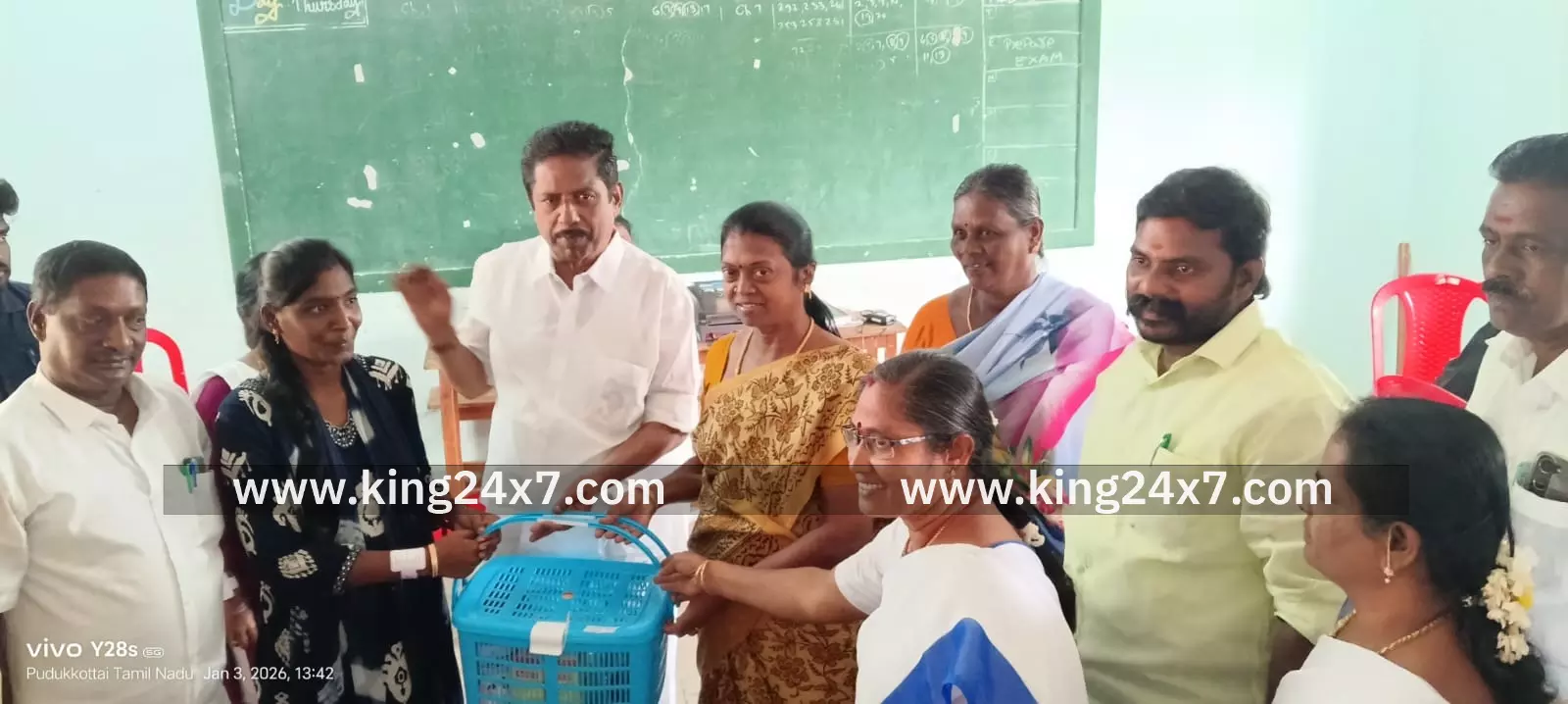 ஊட்டச்சத்து பொருட்களை வழங்கிய மேயர் துணை மேயர் ஊட்டச்சத்து பொருட்களை வழங்கிய மேயர் துணை மேயர்