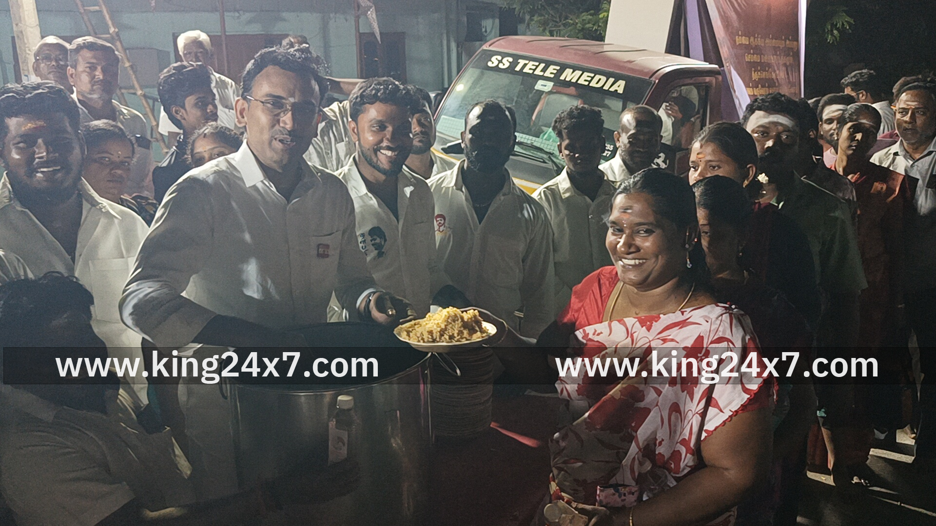 தமிழக மக்கள் நலன் வேண்டியும், 2026ல் தமிழக வெற்றிக் கழகம் ஆட்சி அமைக்க வேண்டியும்தவெக கொள்கை பரப்புச் செயலாளர்
டாக்டர். K.அருண்ராஜ் திருச்செங்கோட்டில்
கிரிவலம், அன்னதானம்