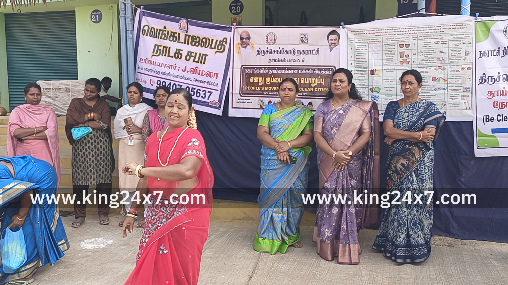 திருச்செங்கோடு நகராட்சி பகுதியில் தெருக்களை தூய்மையாக வைத்துக் கொள்வது குறித்து பொதுமக்களுக்கு விழிப்புணர்வு ஏற்படுத்தும் வகையில்விழிப்புணர்வுகலை நிகழ்ச்சி