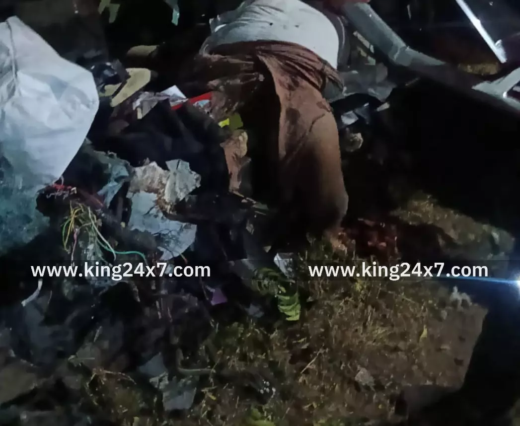 திண்டுக்கல் அருகே ஓட்டுனரின் கட்டுப்பாட்டை இழந்து மரத்தில் மோதி அப்பளம் போல் நொறுங்கிய கார் - ஒருவர் பலி திண்டுக்கல் அருகே ஓட்டுனரின் கட்டுப்பாட்டை இழந்து மரத்தில் மோதி அப்பளம் போல் நொறுங்கிய கார் - ஒருவர் பலி