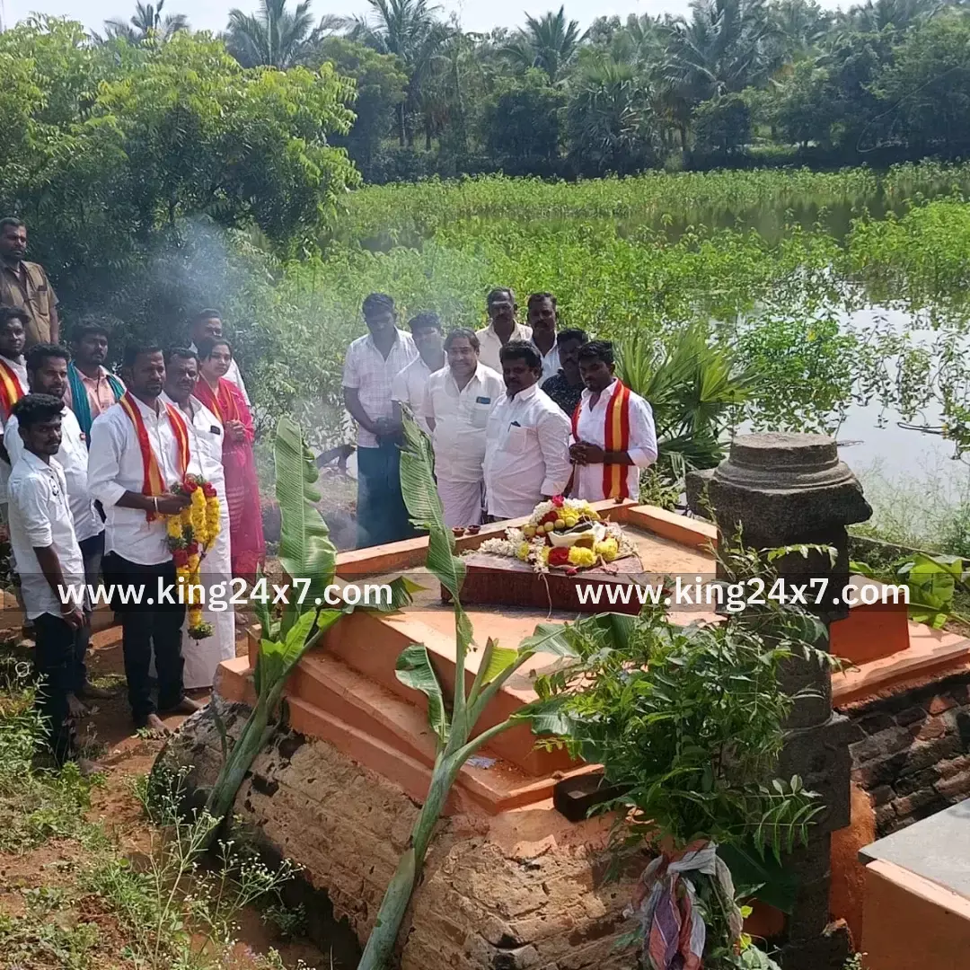பராக்கிரமபாண்டியனுக்கு அஞ்சலி செலுத்திய தவெகவினர் பராக்கிரமபாண்டியனுக்கு அஞ்சலி செலுத்திய தவெகவினர்