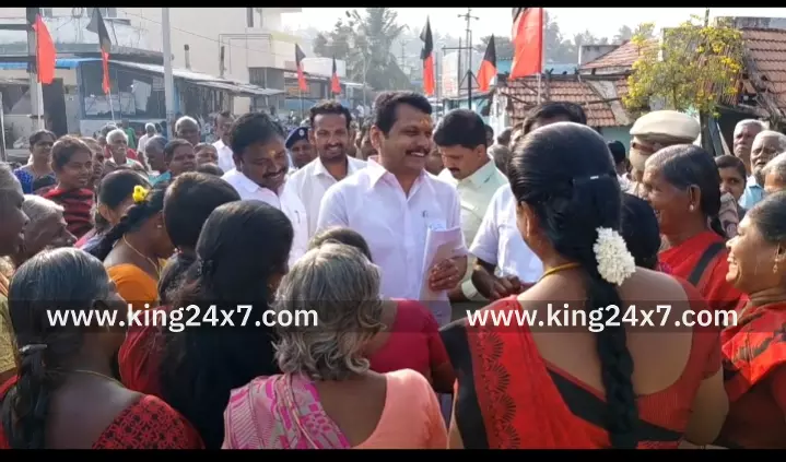 கரூரில் வீடு வீடாக சென்று மக்களை சந்தித்து மனுக்களை பெற்ற செந்தில் பாலாஜி. கரூரில் வீடு வீடாக சென்று மக்களை சந்தித்து மனுக்களை பெற்ற செந்தில் பாலாஜி.