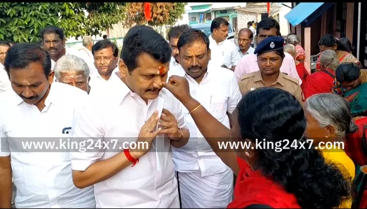 கரூரில் வீடு வீடாக சென்று மக்களை சந்தித்து மனுக்களை பெற்ற செந்தில் பாலாஜி. கரூரில் வீடு வீடாக சென்று மக்களை சந்தித்து மனுக்களை பெற்ற செந்தில் பாலாஜி.