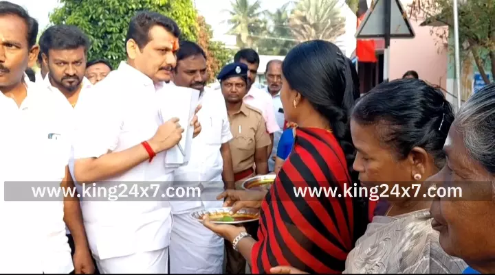 கரூரில் வீடு வீடாக சென்று மக்களை சந்தித்து மனுக்களை பெற்ற செந்தில் பாலாஜி. கரூரில் வீடு வீடாக சென்று மக்களை சந்தித்து மனுக்களை பெற்ற செந்தில் பாலாஜி.