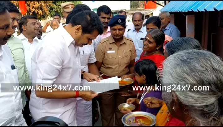 கரூரில் வீடு வீடாக சென்று மக்களை சந்தித்து மனுக்களை பெற்ற செந்தில் பாலாஜி. கரூரில் வீடு வீடாக சென்று மக்களை சந்தித்து மனுக்களை பெற்ற செந்தில் பாலாஜி.