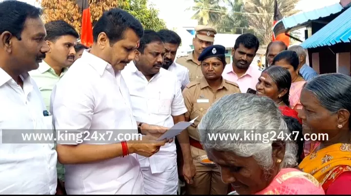 கரூரில் வீடு வீடாக சென்று மக்களை சந்தித்து மனுக்களை பெற்ற செந்தில் பாலாஜி. கரூரில் வீடு வீடாக சென்று மக்களை சந்தித்து மனுக்களை பெற்ற செந்தில் பாலாஜி.