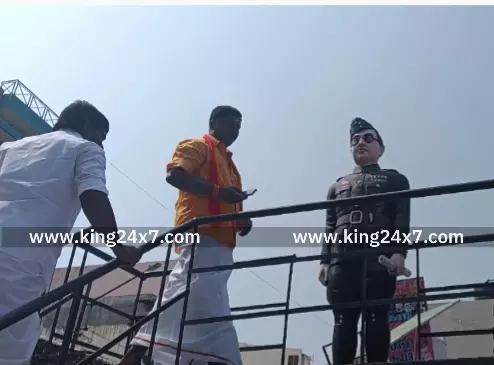 கரூரில், தமிழ் தேசிய பார்வர்டு பிளாக் கட்சி சார்பில் சுதந்திர போராட்ட தலைவர்களுக்கு மாலை அணிவித்து மரியாதை. கரூரில், தமிழ் தேசிய பார்வர்டு பிளாக் கட்சி சார்பில் சுதந்திர போராட்ட தலைவர்களுக்கு மாலை அணிவித்து மரியாதை.