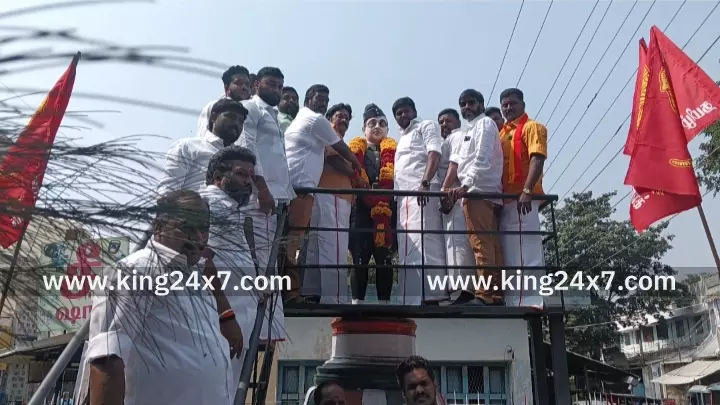 கரூரில், தமிழ் தேசிய பார்வர்டு பிளாக் கட்சி சார்பில் சுதந்திர போராட்ட தலைவர்களுக்கு மாலை அணிவித்து மரியாதை. கரூரில், தமிழ் தேசிய பார்வர்டு பிளாக் கட்சி சார்பில் சுதந்திர போராட்ட தலைவர்களுக்கு மாலை அணிவித்து மரியாதை.