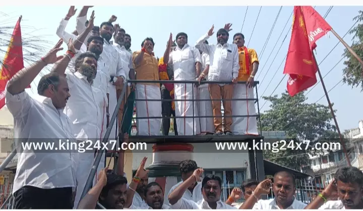 கரூரில், தமிழ் தேசிய பார்வர்டு பிளாக் கட்சி சார்பில் சுதந்திர போராட்ட தலைவர்களுக்கு மாலை அணிவித்து மரியாதை. கரூரில், தமிழ் தேசிய பார்வர்டு பிளாக் கட்சி சார்பில் சுதந்திர போராட்ட தலைவர்களுக்கு மாலை அணிவித்து மரியாதை.