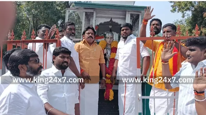 கரூரில், தமிழ் தேசிய பார்வர்டு பிளாக் கட்சி சார்பில் சுதந்திர போராட்ட தலைவர்களுக்கு மாலை அணிவித்து மரியாதை. கரூரில், தமிழ் தேசிய பார்வர்டு பிளாக் கட்சி சார்பில் சுதந்திர போராட்ட தலைவர்களுக்கு மாலை அணிவித்து மரியாதை.