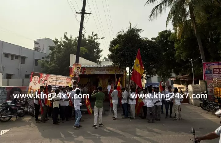 சுதந்திரப் போராட்ட வீரமங்கை வேலு நாச்சியார் பிறந்த நாள்-கரூரில் தவெகவினர் கொண்டாட்டம். சுதந்திரப் போராட்ட வீரமங்கை வேலு நாச்சியார் பிறந்த நாள்-கரூரில் தவெகவினர் கொண்டாட்டம்.