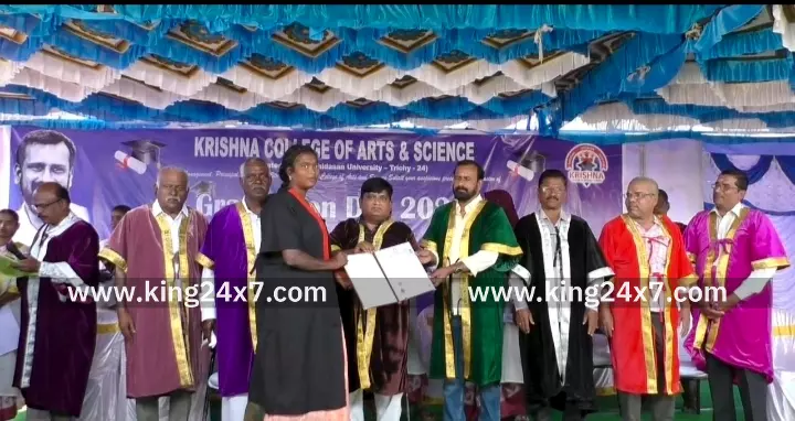 கரூர் அருகே தனியார் கல்லூரியில் முதலாவது பட்டமளிப்பு விழா. 200 மாணவ, மாணவியருக்கு வழங்கி வாழ்த்து. கரூர் அருகே தனியார் கல்லூரியில் முதலாவது பட்டமளிப்பு விழா. 200 மாணவ, மாணவியருக்கு வழங்கி வாழ்த்து.