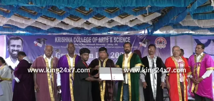 கரூர் அருகே தனியார் கல்லூரியில் முதலாவது பட்டமளிப்பு விழா. 200 மாணவ, மாணவியருக்கு வழங்கி வாழ்த்து. கரூர் அருகே தனியார் கல்லூரியில் முதலாவது பட்டமளிப்பு விழா. 200 மாணவ, மாணவியருக்கு வழங்கி வாழ்த்து.