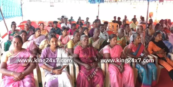 கரூர் அருகே தனியார் கல்லூரியில் முதலாவது பட்டமளிப்பு விழா. 200 மாணவ, மாணவியருக்கு வழங்கி வாழ்த்து. கரூர் அருகே தனியார் கல்லூரியில் முதலாவது பட்டமளிப்பு விழா. 200 மாணவ, மாணவியருக்கு வழங்கி வாழ்த்து.