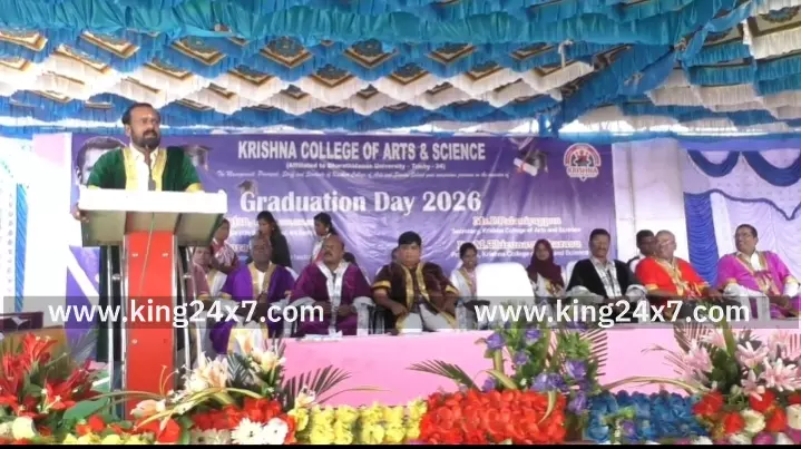 கரூர் அருகே தனியார் கல்லூரியில் முதலாவது பட்டமளிப்பு விழா. 200 மாணவ, மாணவியருக்கு வழங்கி வாழ்த்து. கரூர் அருகே தனியார் கல்லூரியில் முதலாவது பட்டமளிப்பு விழா. 200 மாணவ, மாணவியருக்கு வழங்கி வாழ்த்து.