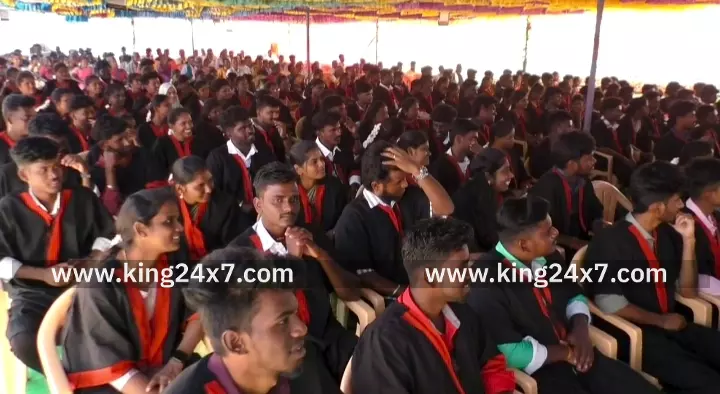 கரூர் அருகே தனியார் கல்லூரியில் முதலாவது பட்டமளிப்பு விழா. 200 மாணவ, மாணவியருக்கு வழங்கி வாழ்த்து. கரூர் அருகே தனியார் கல்லூரியில் முதலாவது பட்டமளிப்பு விழா. 200 மாணவ, மாணவியருக்கு வழங்கி வாழ்த்து.