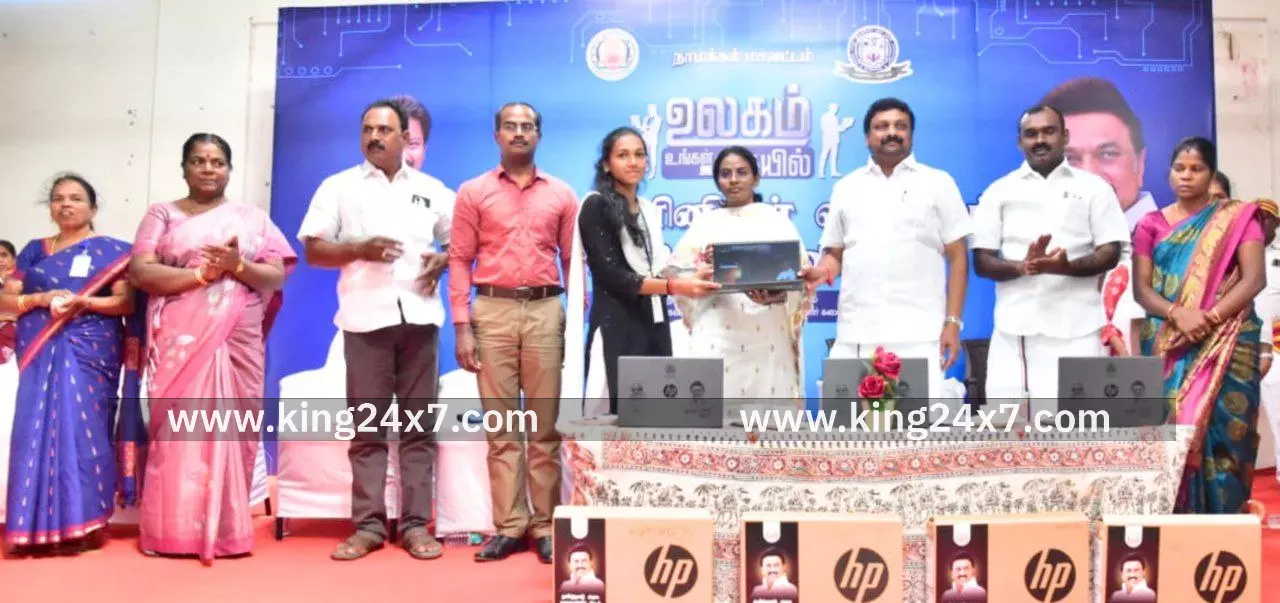 750 கல்லூரி மாணவியர்களுக்கு மடிக்கணினிகளை வழங்கி சிறப்பித்த எம்.பி கே.ஆர்.என் ராஜேஷ்குமார். 750 கல்லூரி மாணவியர்களுக்கு மடிக்கணினிகளை வழங்கி சிறப்பித்த எம்.பி கே.ஆர்.என் ராஜேஷ்குமார்.