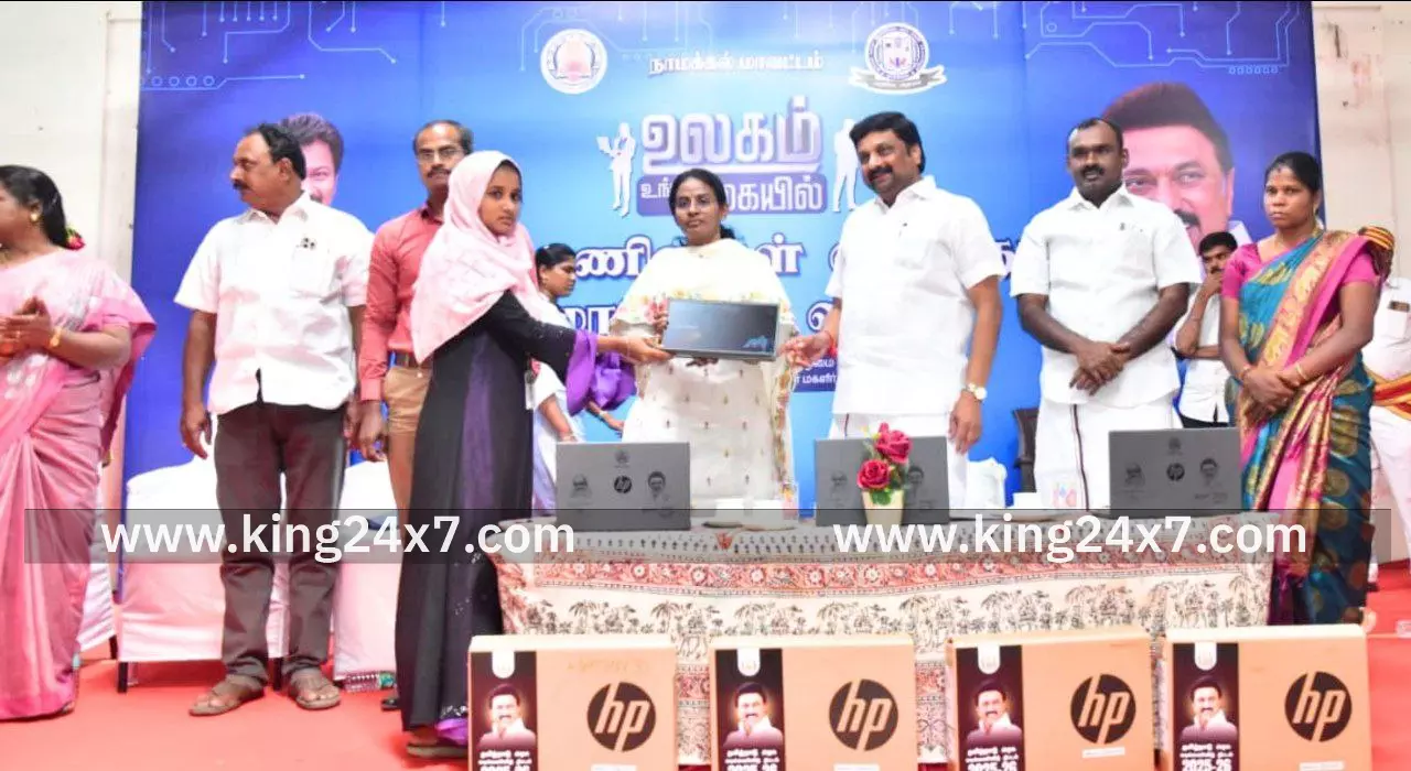 750 கல்லூரி மாணவியர்களுக்கு மடிக்கணினிகளை வழங்கி சிறப்பித்த எம்.பி கே.ஆர்.என் ராஜேஷ்குமார். 750 கல்லூரி மாணவியர்களுக்கு மடிக்கணினிகளை வழங்கி சிறப்பித்த எம்.பி கே.ஆர்.என் ராஜேஷ்குமார்.