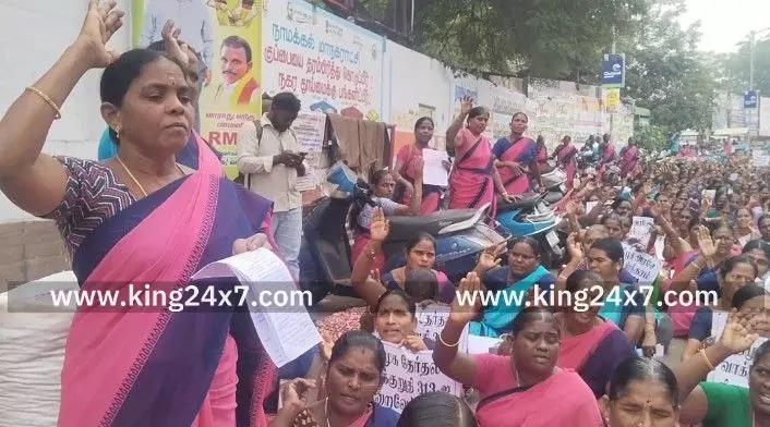 திமுக அறிவித்த தேர்தல் வாக்குறுதி 313 ஐ நிறைவேற்றிடக்கோரி நாமக்கல்லில் சாலை மறியல் போராட்டத்தில் ஈடுபட முயன்ற அங்கன்வாடி ஊழியர், உதவியாளர்கள் 1000 பேர் கைது செய்யப்பட்டனர். திமுக அறிவித்த தேர்தல் வாக்குறுதி 313 ஐ நிறைவேற்றிடக்கோரி நாமக்கல்லில் சாலை மறியல் போராட்டத்தில் ஈடுபட முயன்ற அங்கன்வாடி ஊழியர், உதவியாளர்கள் 1000 பேர் கைது செய்யப்பட்டனர்.