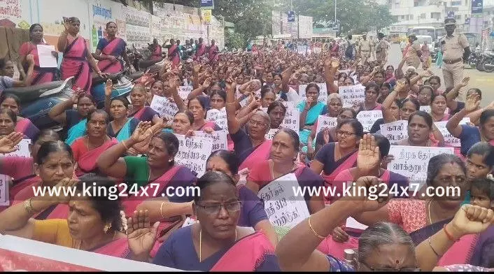 திமுக அறிவித்த தேர்தல் வாக்குறுதி 313 ஐ நிறைவேற்றிடக்கோரி நாமக்கல்லில் சாலை மறியல் போராட்டத்தில் ஈடுபட முயன்ற அங்கன்வாடி ஊழியர், உதவியாளர்கள் 1000 பேர் கைது செய்யப்பட்டனர். திமுக அறிவித்த தேர்தல் வாக்குறுதி 313 ஐ நிறைவேற்றிடக்கோரி நாமக்கல்லில் சாலை மறியல் போராட்டத்தில் ஈடுபட முயன்ற அங்கன்வாடி ஊழியர், உதவியாளர்கள் 1000 பேர் கைது செய்யப்பட்டனர்.