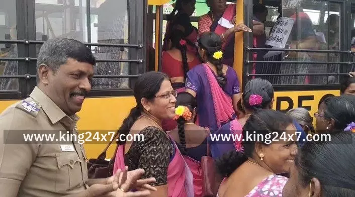 திமுக அறிவித்த தேர்தல் வாக்குறுதி 313 ஐ நிறைவேற்றிடக்கோரி நாமக்கல்லில் சாலை மறியல் போராட்டத்தில் ஈடுபட முயன்ற அங்கன்வாடி ஊழியர், உதவியாளர்கள் 1000 பேர் கைது செய்யப்பட்டனர். திமுக அறிவித்த தேர்தல் வாக்குறுதி 313 ஐ நிறைவேற்றிடக்கோரி நாமக்கல்லில் சாலை மறியல் போராட்டத்தில் ஈடுபட முயன்ற அங்கன்வாடி ஊழியர், உதவியாளர்கள் 1000 பேர் கைது செய்யப்பட்டனர்.