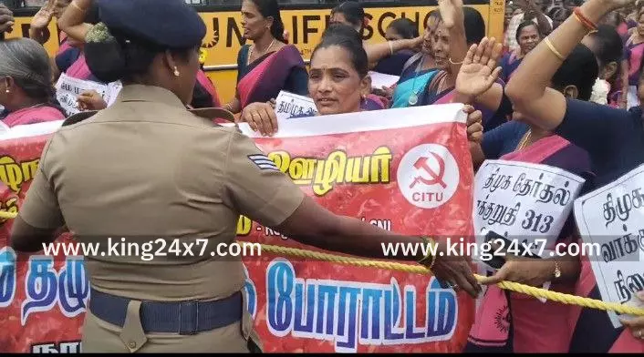 திமுக அறிவித்த தேர்தல் வாக்குறுதி 313 ஐ நிறைவேற்றிடக்கோரி நாமக்கல்லில் சாலை மறியல் போராட்டத்தில் ஈடுபட முயன்ற அங்கன்வாடி ஊழியர், உதவியாளர்கள் 1000 பேர் கைது செய்யப்பட்டனர். திமுக அறிவித்த தேர்தல் வாக்குறுதி 313 ஐ நிறைவேற்றிடக்கோரி நாமக்கல்லில் சாலை மறியல் போராட்டத்தில் ஈடுபட முயன்ற அங்கன்வாடி ஊழியர், உதவியாளர்கள் 1000 பேர் கைது செய்யப்பட்டனர்.