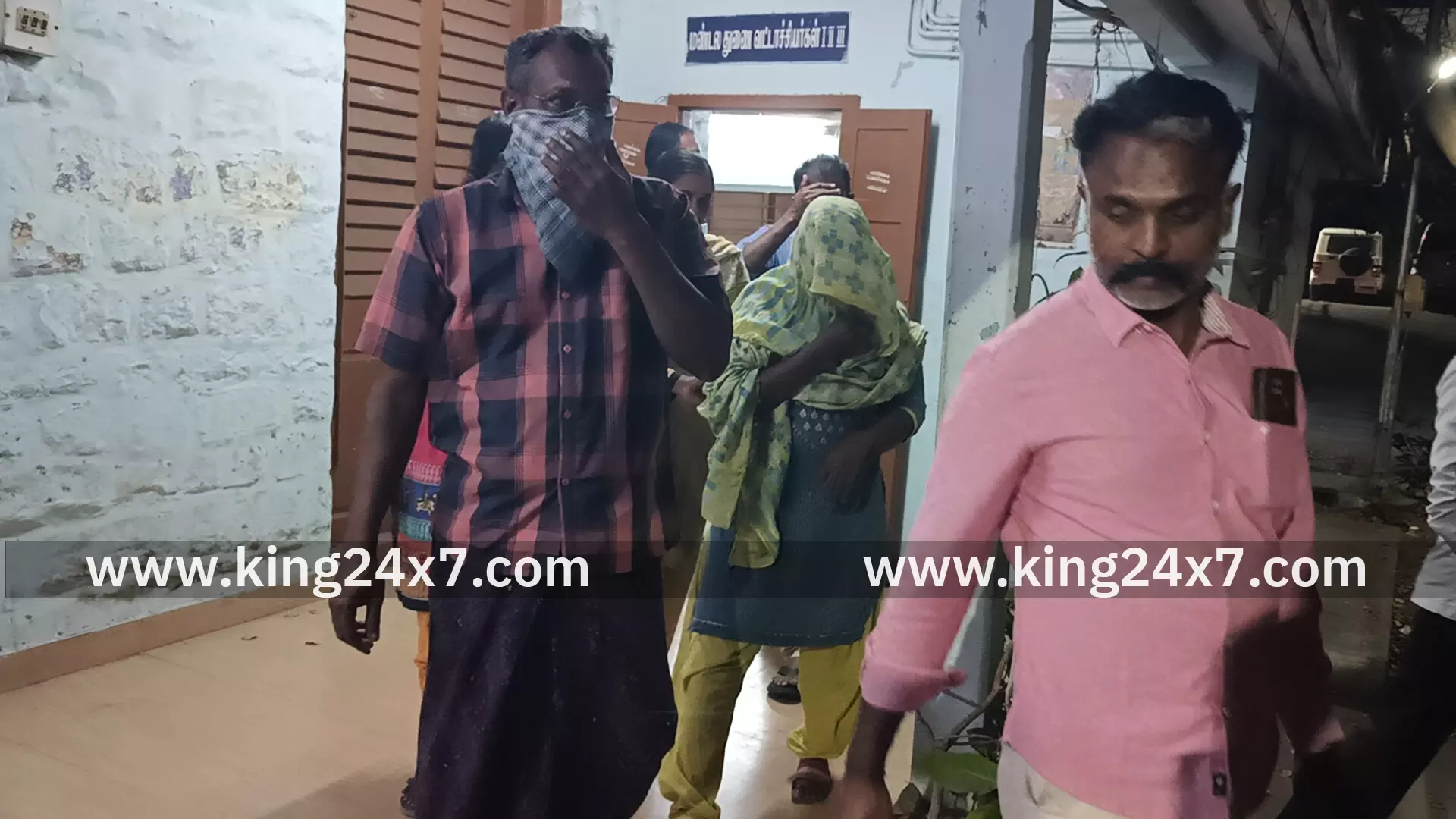 திருச்செங்கோடு புது புளியம்பட்டியில் விவசாயி இடம் 20000 லஞ்சம் கேட்ட விஏஓ கிராம உதவியாளர் அவரது கணவர் என மூன்று பேர் கைது திருச்செங்கோடு புது புளியம்பட்டியில் விவசாயி இடம் 20000 லஞ்சம் கேட்ட விஏஓ கிராம உதவியாளர் அவரது கணவர் என மூன்று பேர் கைது