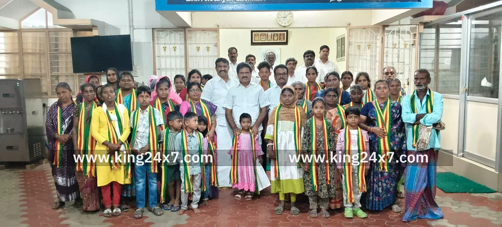 கொங்குநாடு மக்கள் தேசிய கட்சி பொதுச்செயலாளர் திருச்செங்கோடு சட்டமன்ற உறுப்பினர் ஈஸ்வரன் முன்னிலையில் கொங்குநாடு மக்கள் தேசிய கட்சியில் இணைந்த 30 பெண்கள் கொங்குநாடு மக்கள் தேசிய கட்சி பொதுச்செயலாளர் திருச்செங்கோடு சட்டமன்ற உறுப்பினர் ஈஸ்வரன் முன்னிலையில் கொங்குநாடு மக்கள் தேசிய கட்சியில் இணைந்த 30 பெண்கள்