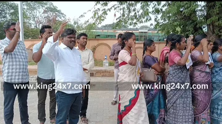 கரூரில், கோரிக்கைகளை நிறைவேற்றும் வரை தொடர் போராட்டம் நடத்துவோம். தமிழ்நாடு இடைநிலை பதிவு மூப்பு ஆசிரியர்கள் போராட்டம். கரூரில், கோரிக்கைகளை நிறைவேற்றும் வரை தொடர் போராட்டம் நடத்துவோம். தமிழ்நாடு இடைநிலை பதிவு மூப்பு ஆசிரியர்கள் போராட்டம்.