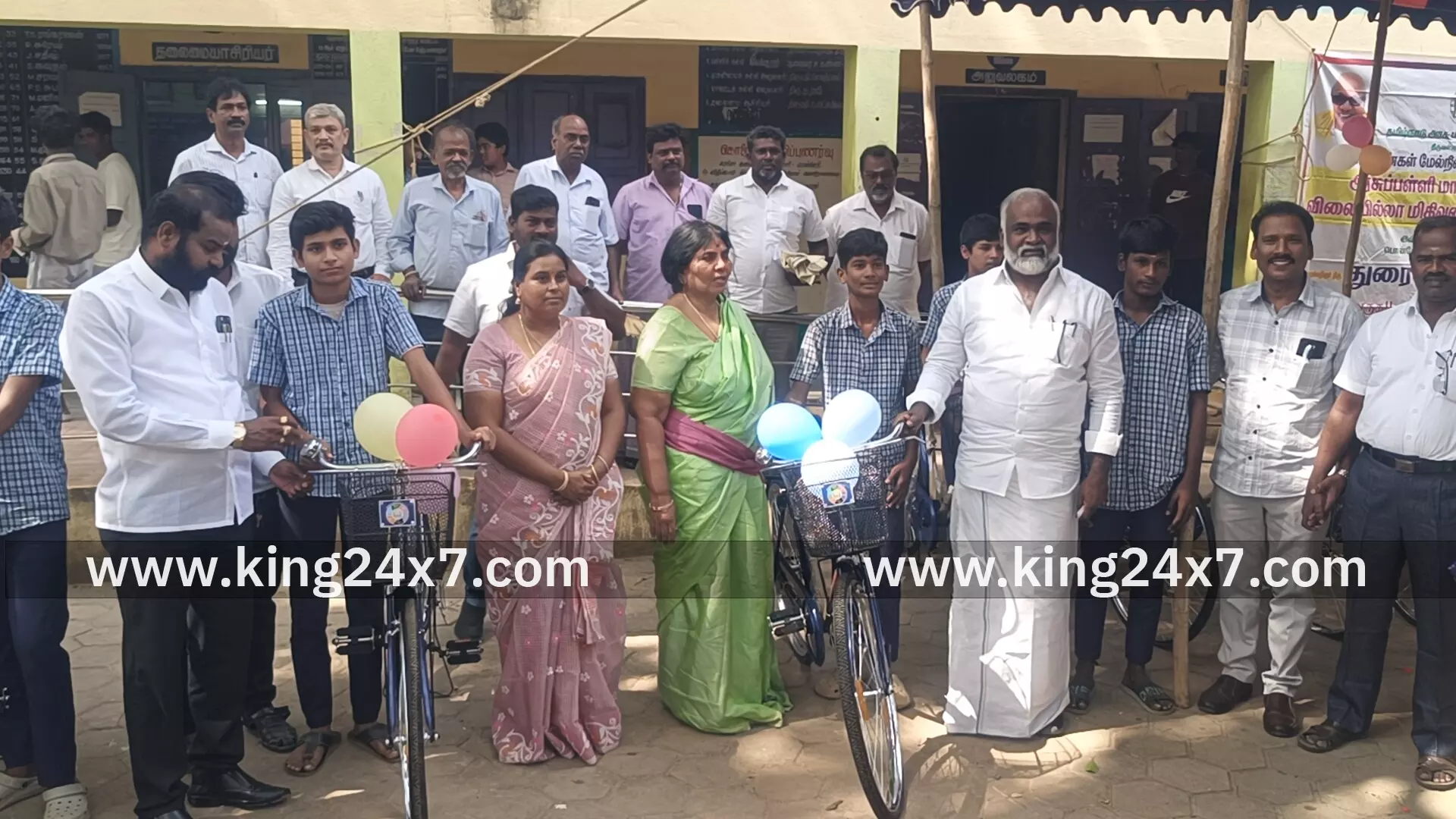 பொன்னேரி அரசினர் ஆண்கள் மேல்நிலைப் பள்ளியில் 179 மாணவர்களுக்கு பொன்னேரி எம் எல் ஏ விலையில்லா மிதிவண்டிகளை வழங்கினார். பொன்னேரி அரசினர் ஆண்கள் மேல்நிலைப் பள்ளியில் 179 மாணவர்களுக்கு பொன்னேரி எம் எல் ஏ விலையில்லா மிதிவண்டிகளை வழங்கினார்.