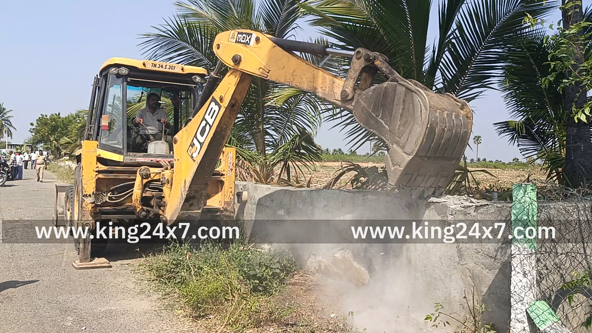 திருச்செங்கோடு அடுத்த சின்ன கோட்டப்பாளையம் பகுதியில் கோர்ட் உத்தரவுப்படி ஒரு கிலோ மீட்டர் நீளத்திற்கு 10 அடி அகலம் கொண்ட அரசு புறம்போக்கு நில ஆக்கிரமிப்பு அகற்றம் திருச்செங்கோடு அடுத்த சின்ன கோட்டப்பாளையம் பகுதியில் கோர்ட் உத்தரவுப்படி ஒரு கிலோ மீட்டர் நீளத்திற்கு 10 அடி அகலம் கொண்ட அரசு புறம்போக்கு நில ஆக்கிரமிப்பு அகற்றம்