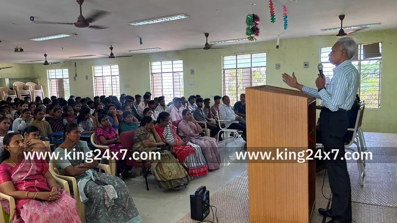 அரசு கலை மற்றும் அறிவியல் கல்லூரியில் விழிப்புணர்வு கருத்தரங்கம் அரசு கலை மற்றும் அறிவியல் கல்லூரியில் விழிப்புணர்வு கருத்தரங்கம்