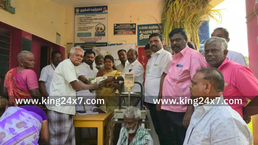 சுரண்டையில் பொங்கல் பரிசு பொருட்கள் வழங்கும் விழா சுரண்டையில் பொங்கல் பரிசு பொருட்கள் வழங்கும் விழா