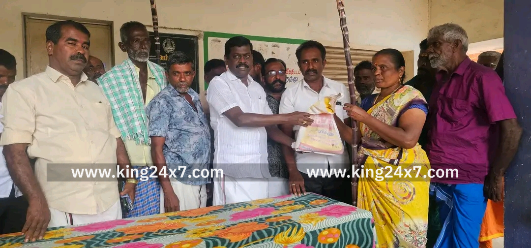 பொங்கல் தொகுப்பு துவக்கி வைத்த முன்னாள் மாவட்ட செயலாளர்