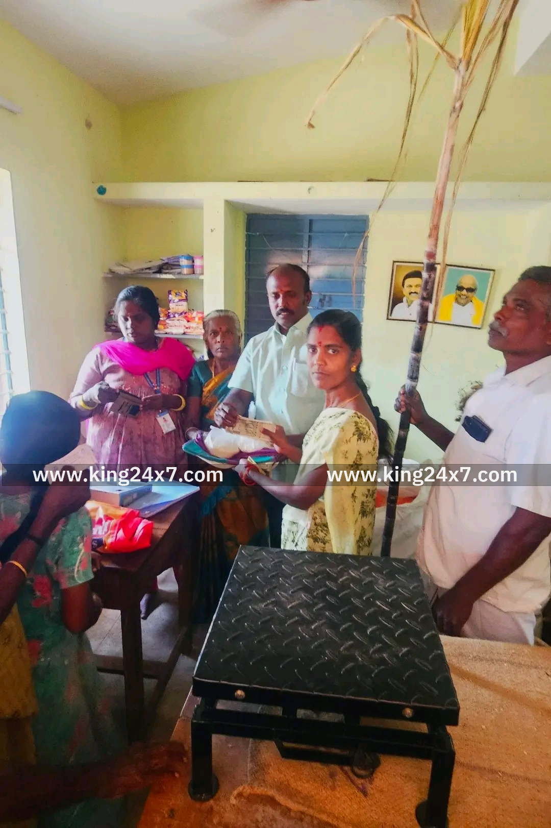 பொங்கல் தொகுப்பை துவக்கி வைத்த யூனியன் துணை சேர்மன்