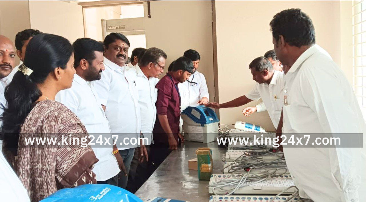 மின்னணு வாக்குப்பதிவு இயந்திரங்களின் முதல்நிலை சரிபார்ப்பு பணி முடிவடைந்து, மாதிரி வாக்குப்பதிவு நடைபெறுவதை பார்வையிட்டு ஆய்வுமேற்கொண்ட  மாவட்ட ஆட்சியர்.