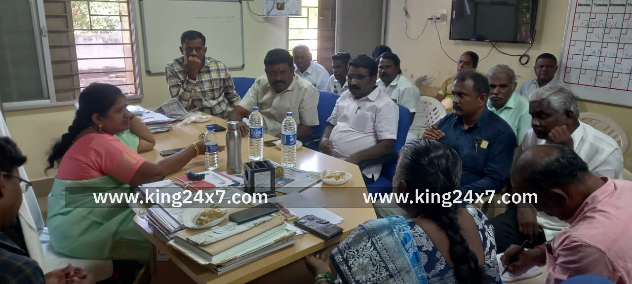 கடவூர் வட்டாரத்திற்கான காவிரி கூட்டுக்குடிநீர் மற்றும் மின்சாரம் வினியோகம் குறித்து அதிகாரிகளுடன் கலந்தாய்வு கூட்டம் நடந்தது