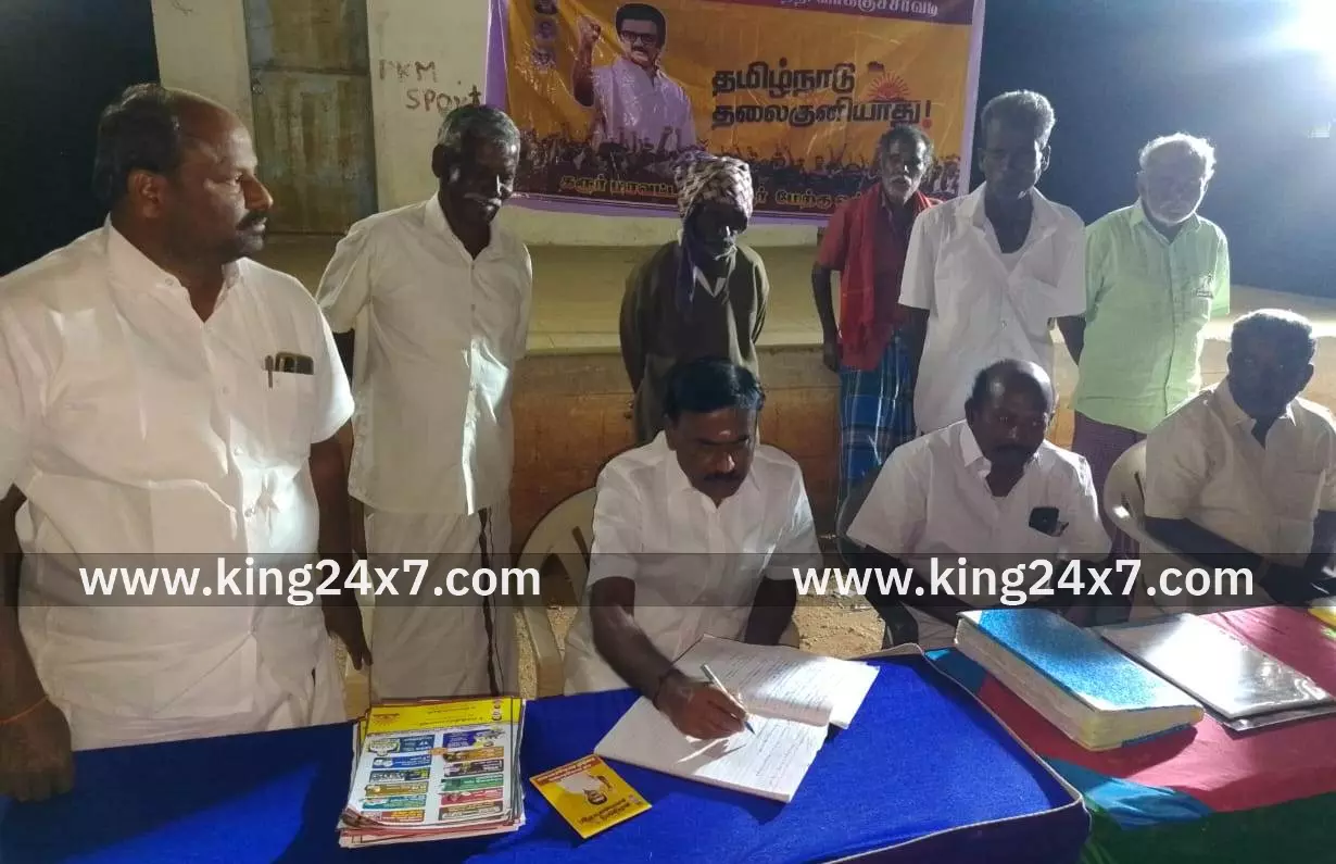 காளையப்பட்டியில் என் வாக்குச்சாவடி வெற்றி வாக்குச்சாவடி திண்ணை பிரச்சார நிறைவு நிகழ்ச்சியில் திமுக நிர்வாகிகள் வீடு வீடாக சென்றபோது பொதுமக்கள் எழுச்சியோடு வரவேற்றனர் காளையப்பட்டியில் என் வாக்குச்சாவடி வெற்றி வாக்குச்சாவடி திண்ணை பிரச்சார நிறைவு நிகழ்ச்சியில் திமுக நிர்வாகிகள் வீடு வீடாக சென்றபோது பொதுமக்கள் எழுச்சியோடு வரவேற்றனர்