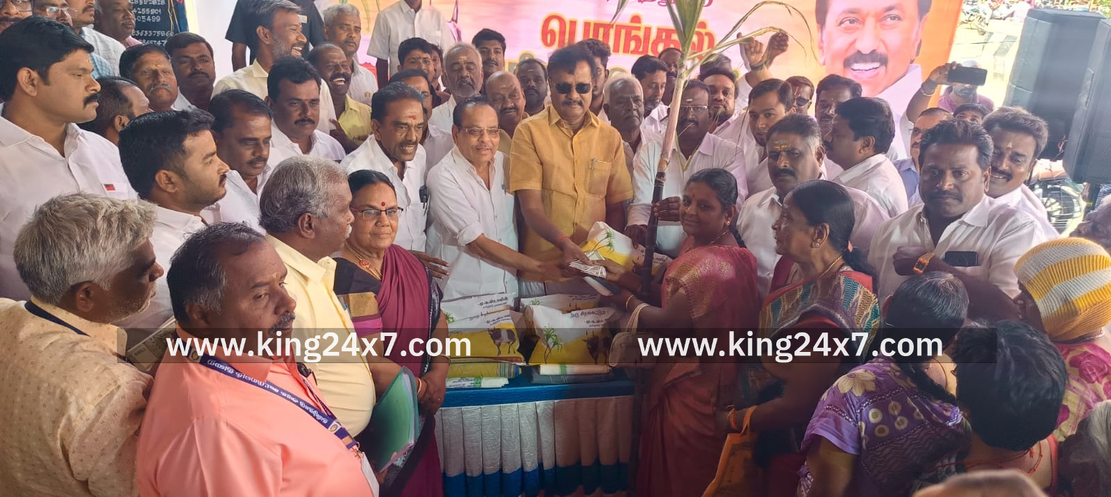 ஆரணியில் 86 ஆயிரத்து 52 குடும்ப அட்டைதாரர்களுக்கு பொங்கல் தொகுப்பு பொருட்கள்  மற்றும் பொங்கல் பரிசுத்தொகுப்பு.
ஆரணி எம்.பி துவக்கி வைத்தார்.