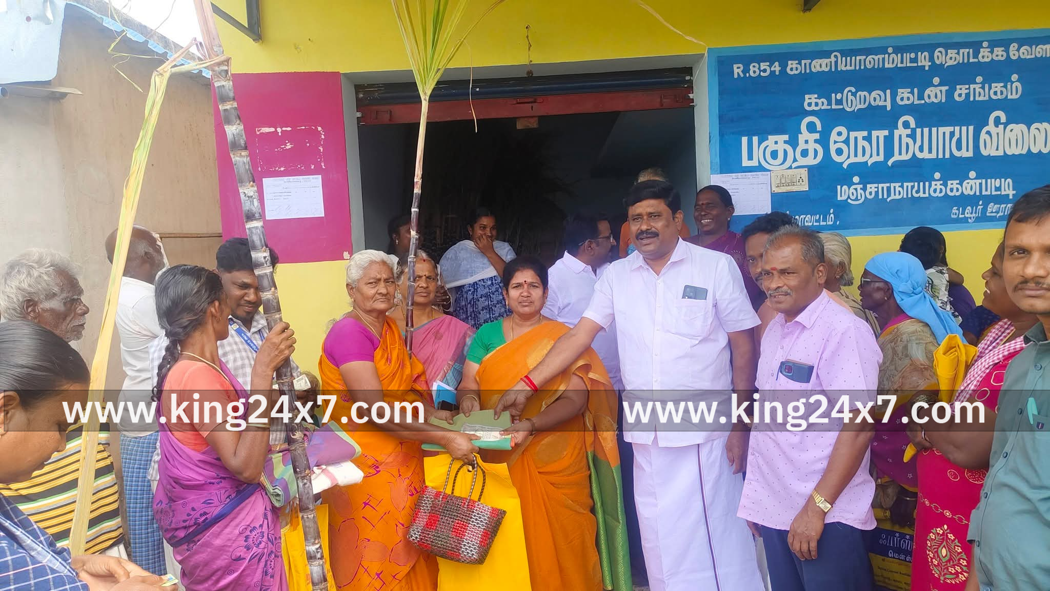 கடவூர் பகுதிகளில் பொங்கல் பரிசு தொகுப்பு வழங்கும் விழா நடைபெற்றது