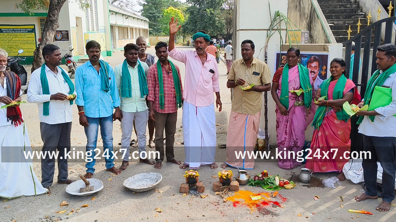 ஆரணி ஒழுங்குமுறை விற்பனைக்கூடம் முன்பு கோரிக்கை வலியுறுத்தி விவசாயிகள்  பொங்கல் வைத்து நூதன போராட்டம்.