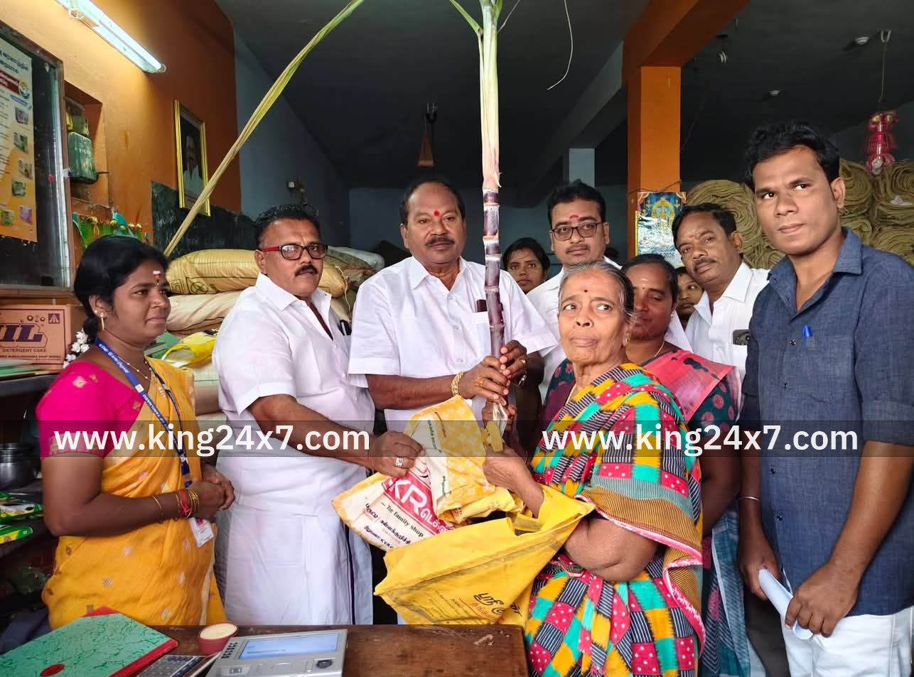 கள்ளக்குறிச்சி: நகராட்சி தலைவர் பொங்கல்  தொகுப்பு வழங்கினார்...