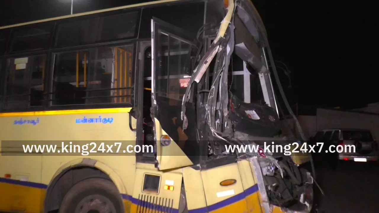 மணப்பாறை அருகே அரசு பேருந்து - லாரி மோதிக் கொண்ட விபத்தில் சாலையில் சிதறிய தேங்காய்கள். அதிர்ஷ்டவசமாக உயிர் தப்பிய பயணிகள் மணப்பாறை அருகே அரசு பேருந்து - லாரி மோதிக் கொண்ட விபத்தில் சாலையில் சிதறிய தேங்காய்கள். அதிர்ஷ்டவசமாக உயிர் தப்பிய பயணிகள்