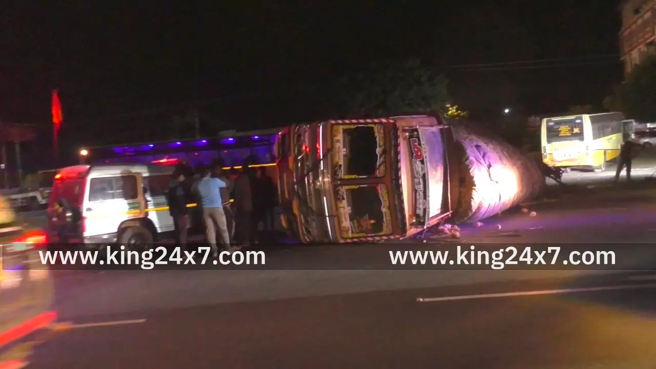 மணப்பாறை அருகே அரசு பேருந்து - லாரி மோதிக் கொண்ட விபத்தில் சாலையில் சிதறிய தேங்காய்கள். அதிர்ஷ்டவசமாக உயிர் தப்பிய பயணிகள் மணப்பாறை அருகே அரசு பேருந்து - லாரி மோதிக் கொண்ட விபத்தில் சாலையில் சிதறிய தேங்காய்கள். அதிர்ஷ்டவசமாக உயிர் தப்பிய பயணிகள்