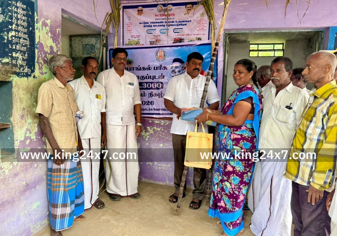 கீழையூர் : சமத்துவ பொங்கல் பரிசு தாமஸ் ஆல்வா எடிசன் வழங்கினார்