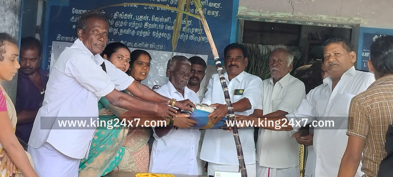 தலைஞாயிறு ஒன்றியம் நாலு வேதபதியில்  பொங்கல் பரிசு தொகுக்கு வழங்கல்