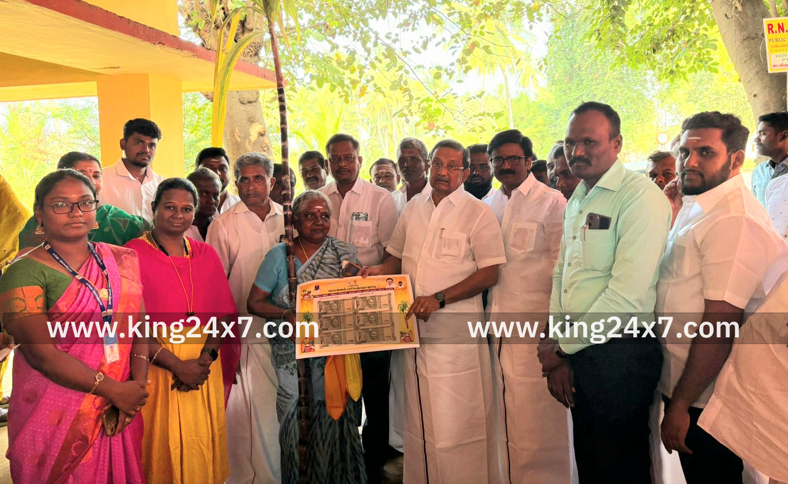 பொங்கல் பரிசு தொகுப்பு குடும்ப அட்டைதாரர்களுக்கு வழங்கும் நிகழ்ச்சி.
கே.எஸ். மூர்த்தி பங்கேற்பு.